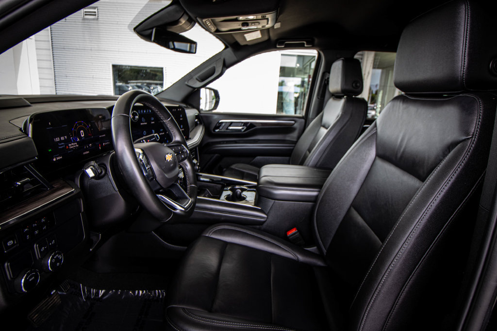Used 2025 Chevrolet Suburban LT RWD image 23