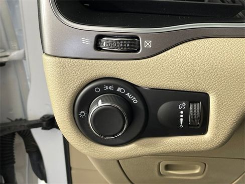 Used 2021 Jeep Cherokee Latitude image 15