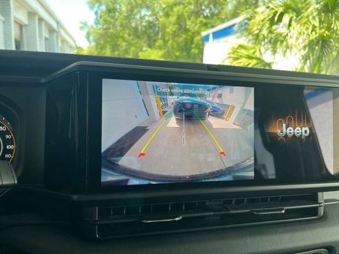 Used 2025 Jeep Wrangler Sahara image 23