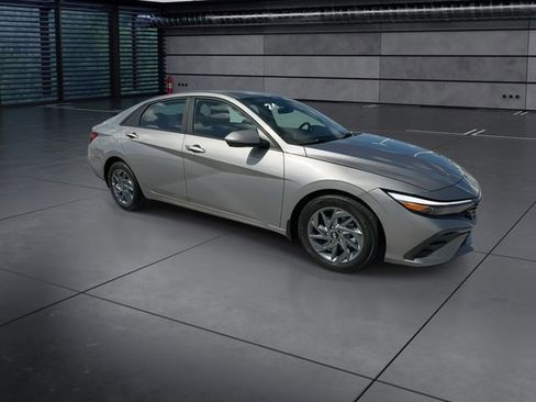 Used 2024 Hyundai Elantra SEL image 2