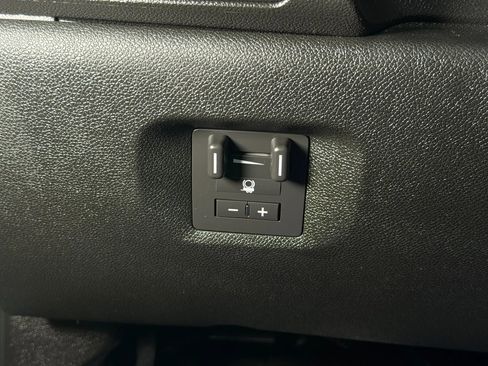 Used 2011 Chevrolet Avalanche LT w/ Suspension Package, Off-Road AWD/4WD image 34