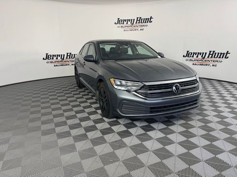 Used 2023 Volkswagen Jetta SE w/ Panoramic Sunroof Package image 8