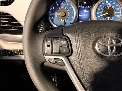 Used 2017 Toyota Sienna XLE w/ XLE Navigation Package AWD/4WD image 24