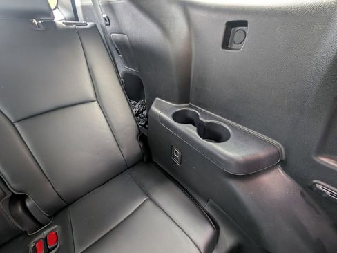 Used 2021 Toyota Highlander XLE image 19