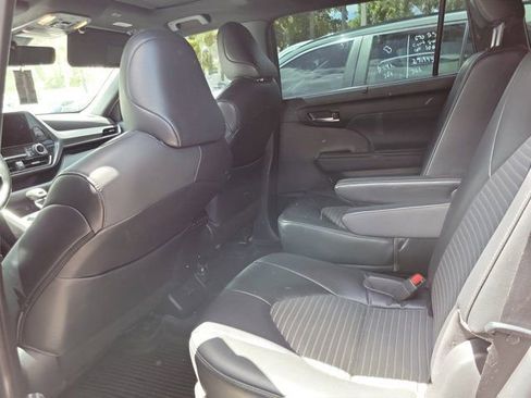 Used 2023 Toyota Highlander XSE image 6