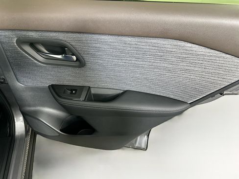 Used 2023 Nissan Rogue SV image 27