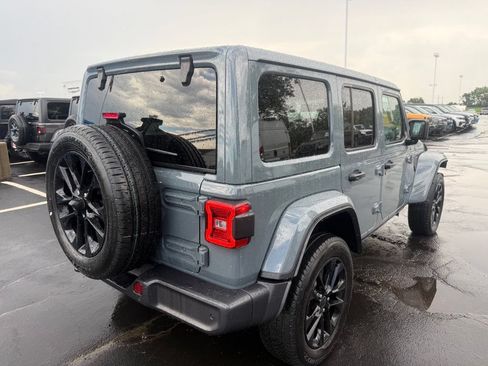 Used 2025 Jeep Wrangler Unlimited Sahara w/ Safety Group AWD/4WD image 3