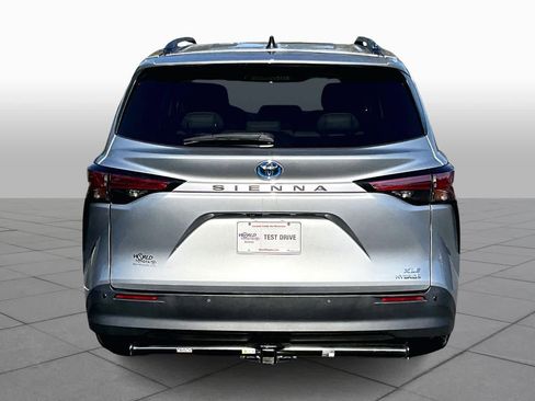 Used 2021 Toyota Sienna XLE image 5