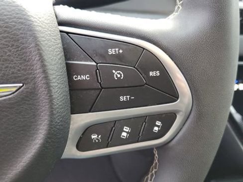 Certified 2025 Chrysler Pacifica Select image 11