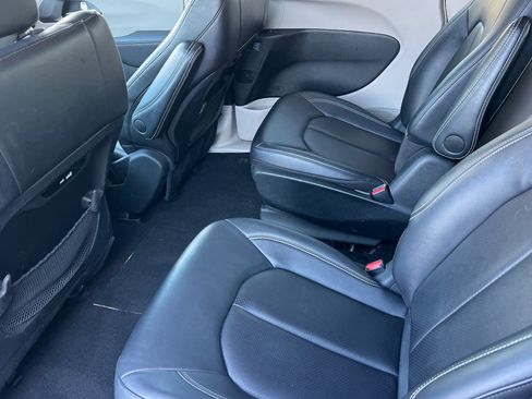 Used 2024 Chrysler Pacifica Select image 12