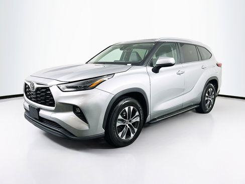 Used 2023 Toyota Highlander XLE image 3