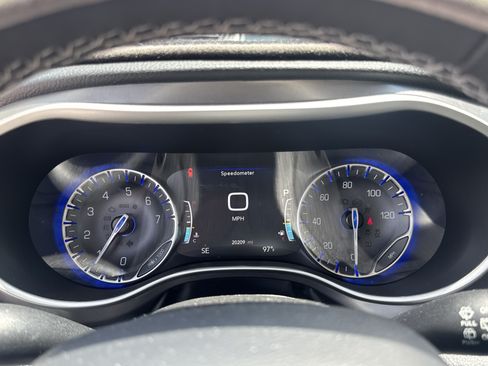 Used 2023 Chrysler Pacifica Touring-L FWD image 8