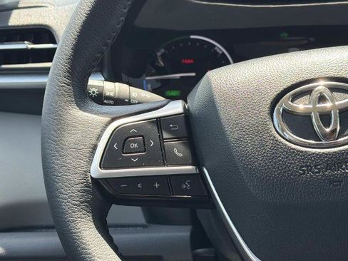 Used 2024 Toyota Sienna XLE w/ XLE Plus Package FWD image 12