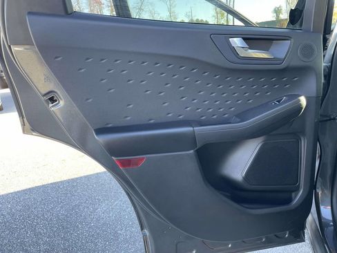 Used 2020 Ford Escape Titanium image 2