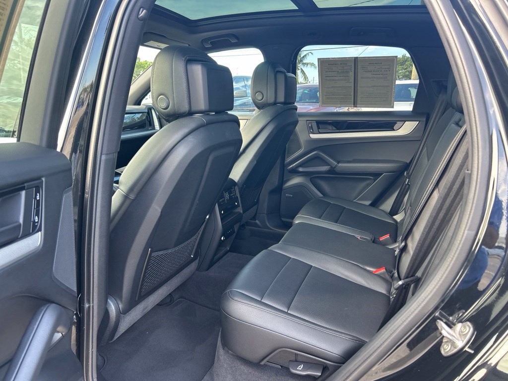 Used 2025 Porsche Cayenne AWD/4WD image 32