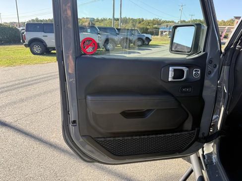 Used 2022 Jeep Wrangler Unlimited Sahara image 14