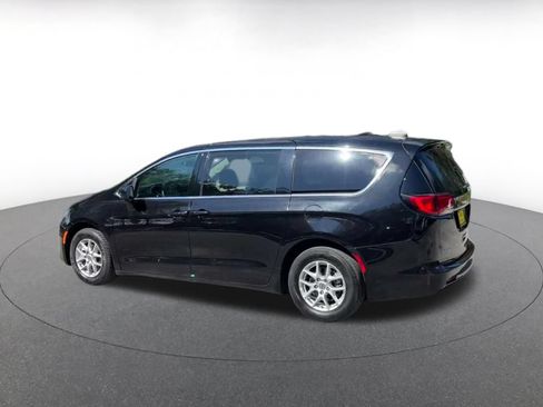 Used 2024 Chrysler Voyager LX FWD image 9