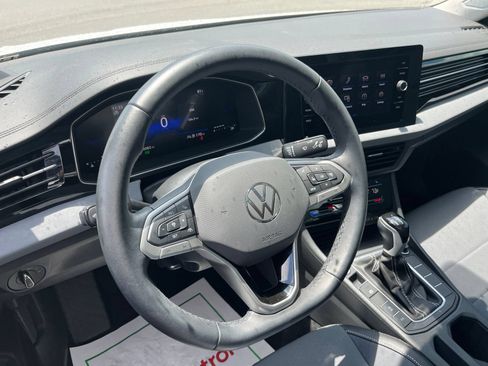 Certified 2025 Volkswagen Jetta SE FWD image 35