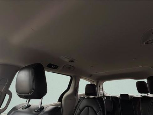 Used 2023 Chrysler Pacifica Touring-L FWD image 19