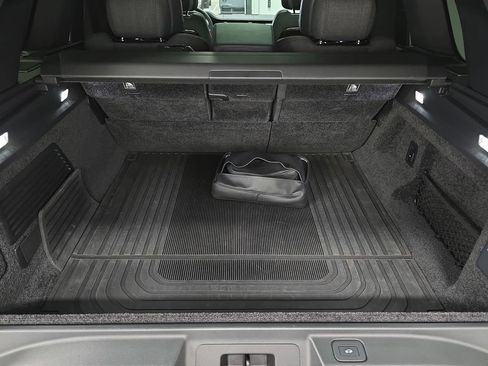 Used 2025 Land Rover Range Rover SV AWD/4WD image 30