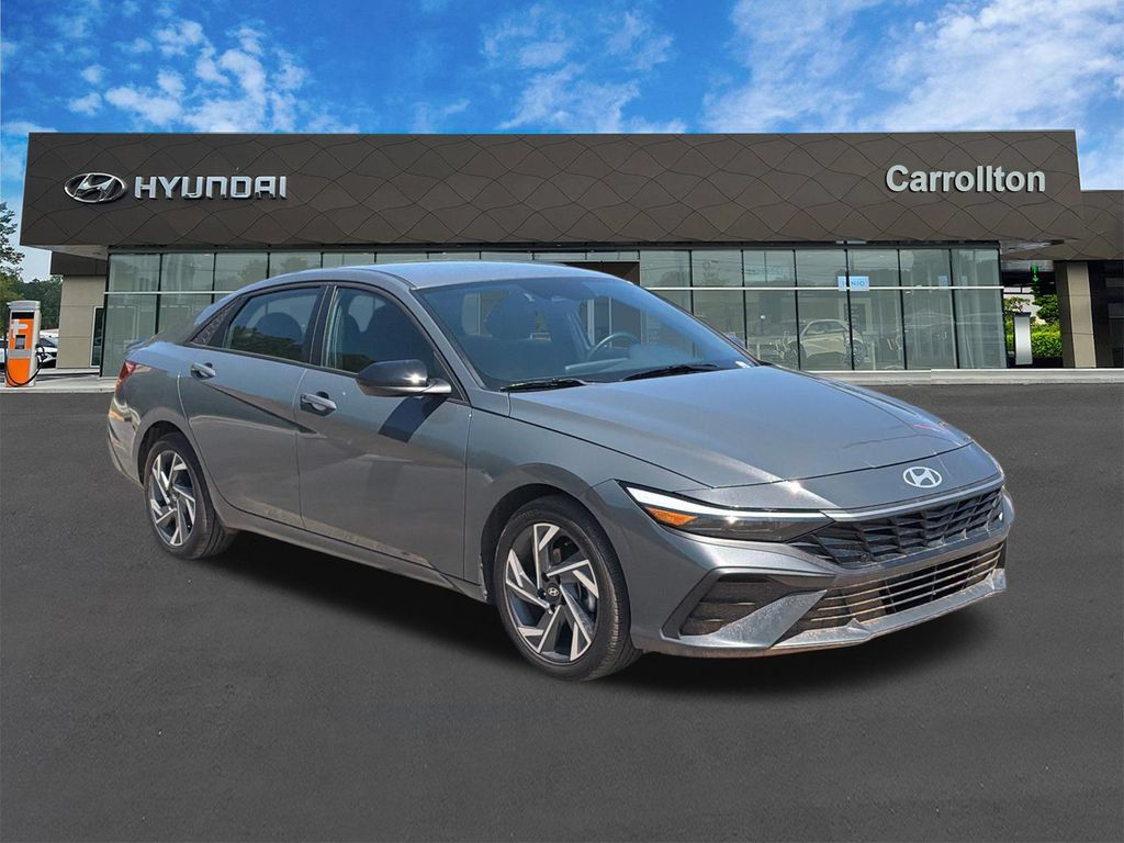 Certified 2025 Hyundai Elantra Sport FWD image 3