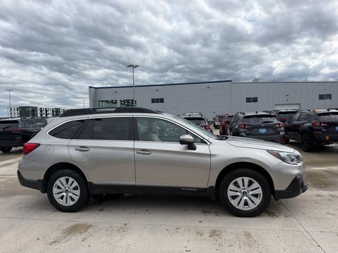 Used 2019 Subaru Outback 2.5i Premium AWD/4WD image 5