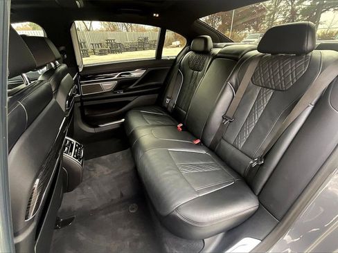 Used 2022 BMW 750i xDrive w/ Executive Package image 26