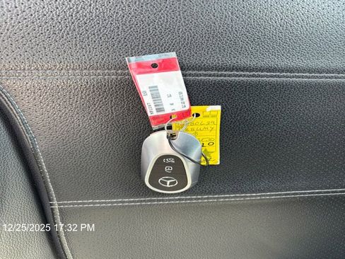 Used 2024 Mercedes-Benz GLC 300 4MATIC image 8