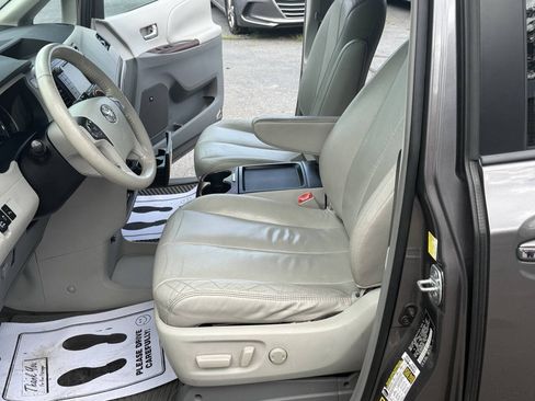 Used 2011 Toyota Sienna XLE w/ Premium Pkg AWD/4WD image 14