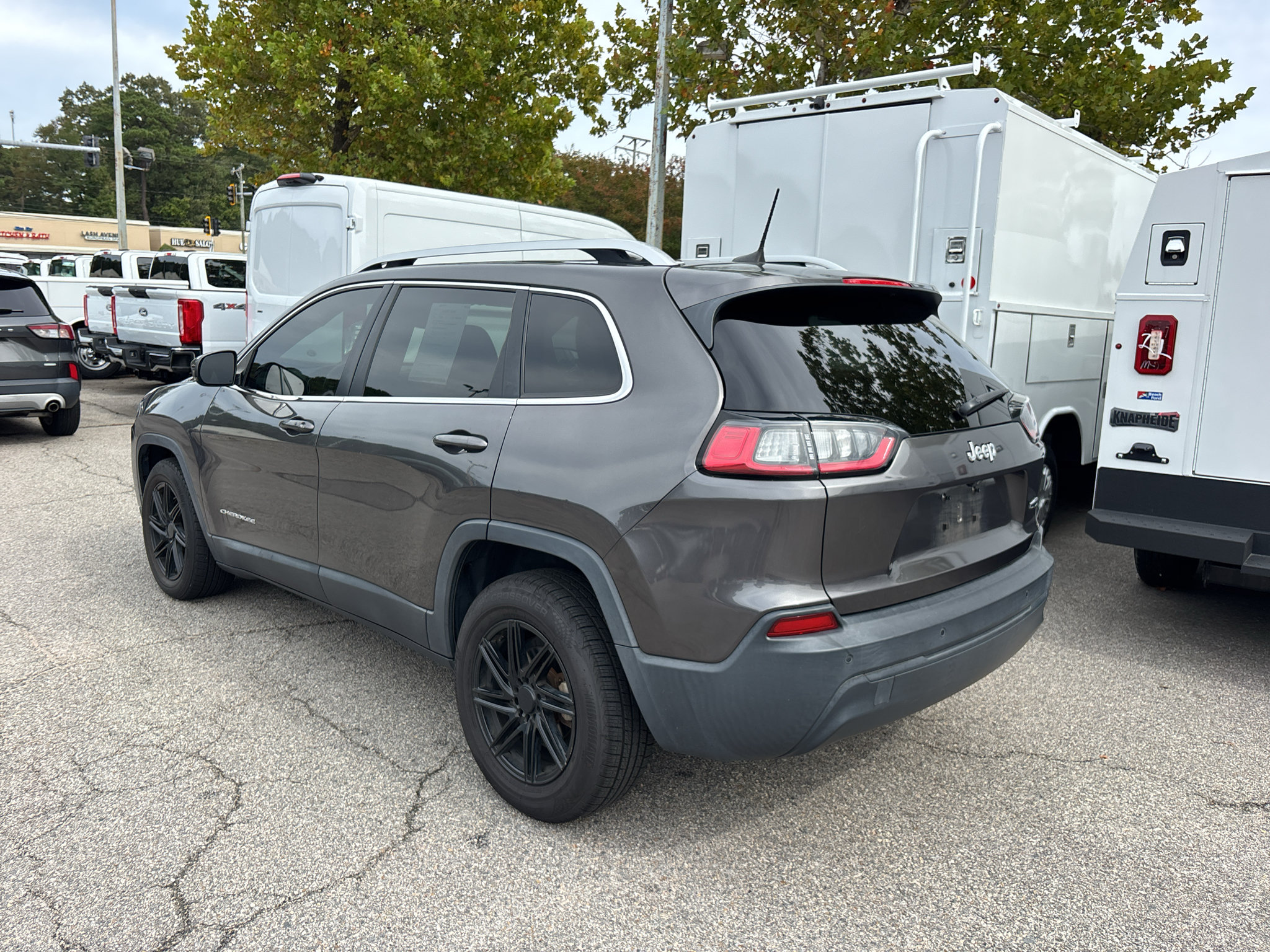 Used 2019 Jeep Cherokee Latitude Plus w/ Comfort/Convenience Group FWD image 2