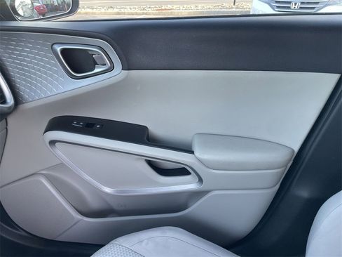 Used 2020 Kia Soul LX image 19