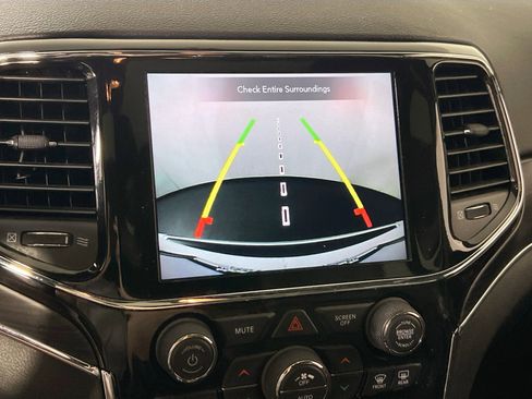 Used 2022 Jeep Grand Cherokee Limited image 14