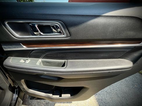 Used 2016 Ford Explorer Limited w/ Equipment Group 301A AWD/4WD image 30