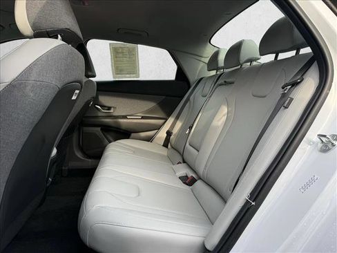 Used 2024 Hyundai Elantra Limited image 9