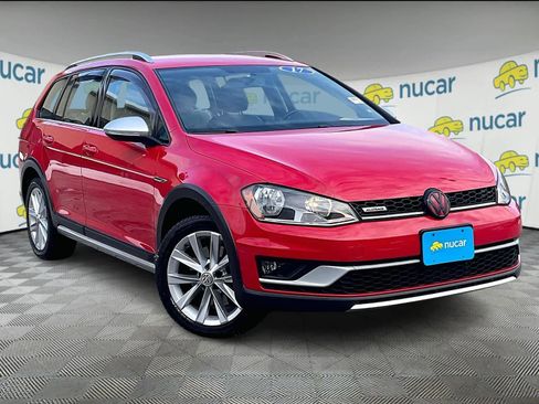 Used 2017 Volkswagen Golf Alltrack S image 1