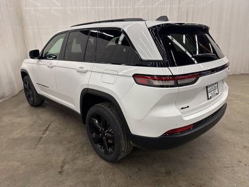 New 2025 Jeep Grand Cherokee Altitude image 23