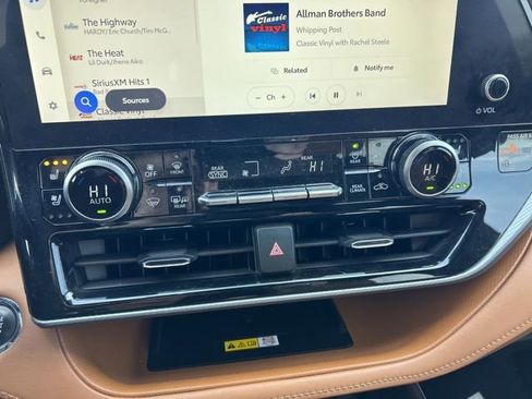 Used 2023 Toyota Highlander Platinum image 20
