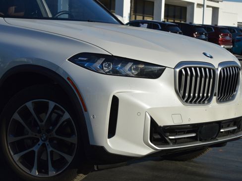 Certified 2025 BMW X5 sDrive40i w/ Premium Package image 2