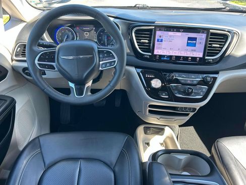 Used 2024 Chrysler Pacifica Touring-L FWD image 16