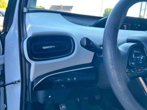 Used 2022 Toyota Prius LE FWD image 15