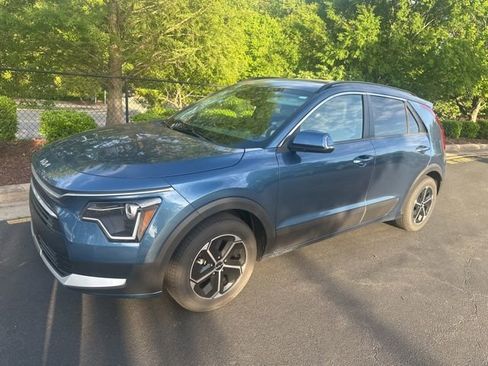 Used 2023 Kia Niro EX FWD image 3