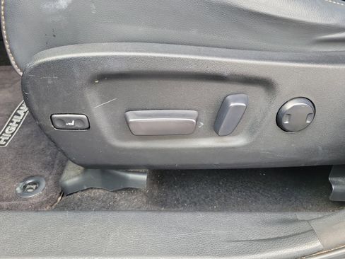 Used 2016 Toyota Highlander Limited image 22