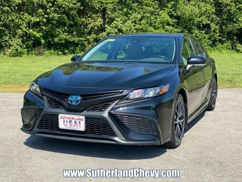 Used 2023 Toyota Camry SE image 3