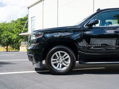 Used 2017 Chevrolet Suburban LT RWD image 3