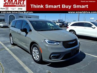 Used 2025 Chrysler Pacifica Select video 1