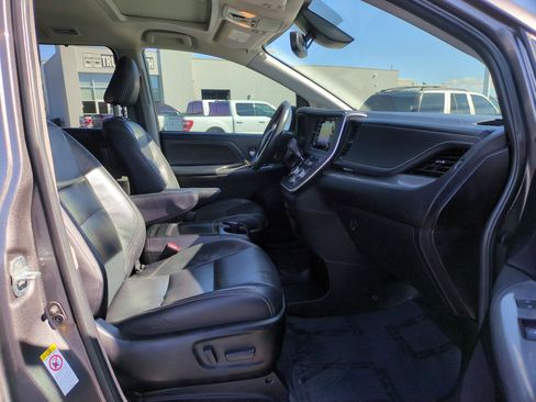 Used 2018 Toyota Sienna SE image 30