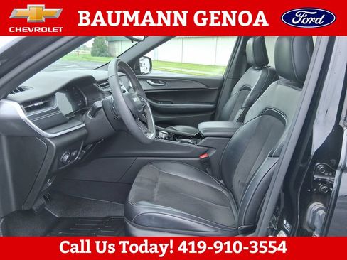 Used 2023 Jeep Grand Cherokee Altitude AWD/4WD image 10