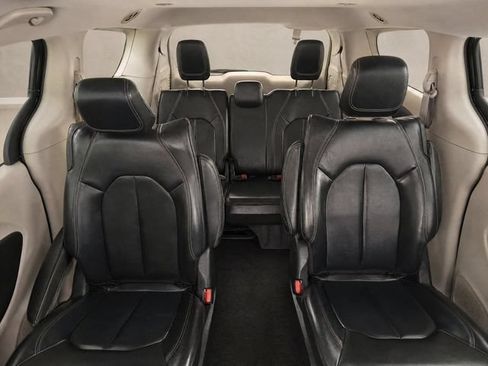 Used 2023 Chrysler Pacifica Touring-L FWD image 14