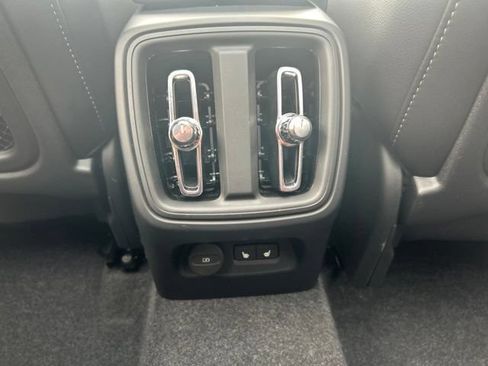 Certified 2025 Volvo XC40 B5 Core AWD/4WD image 18