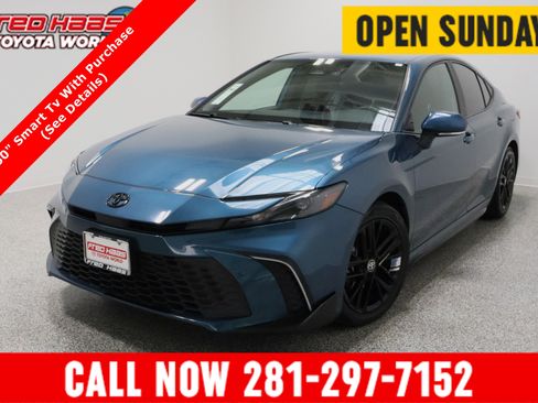 Used 2025 Toyota Camry SE image 1